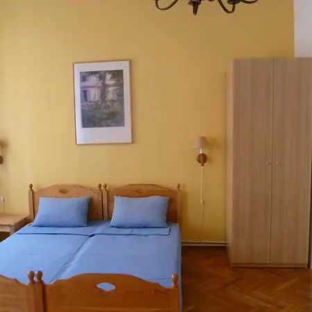 Pensiune Eoetvoes Rooms