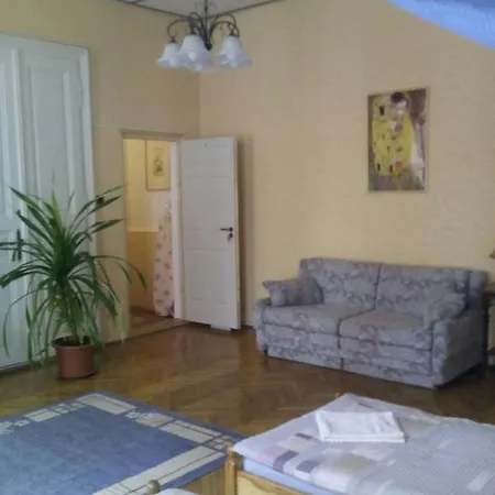 Eoetvoes Rooms Guest house *